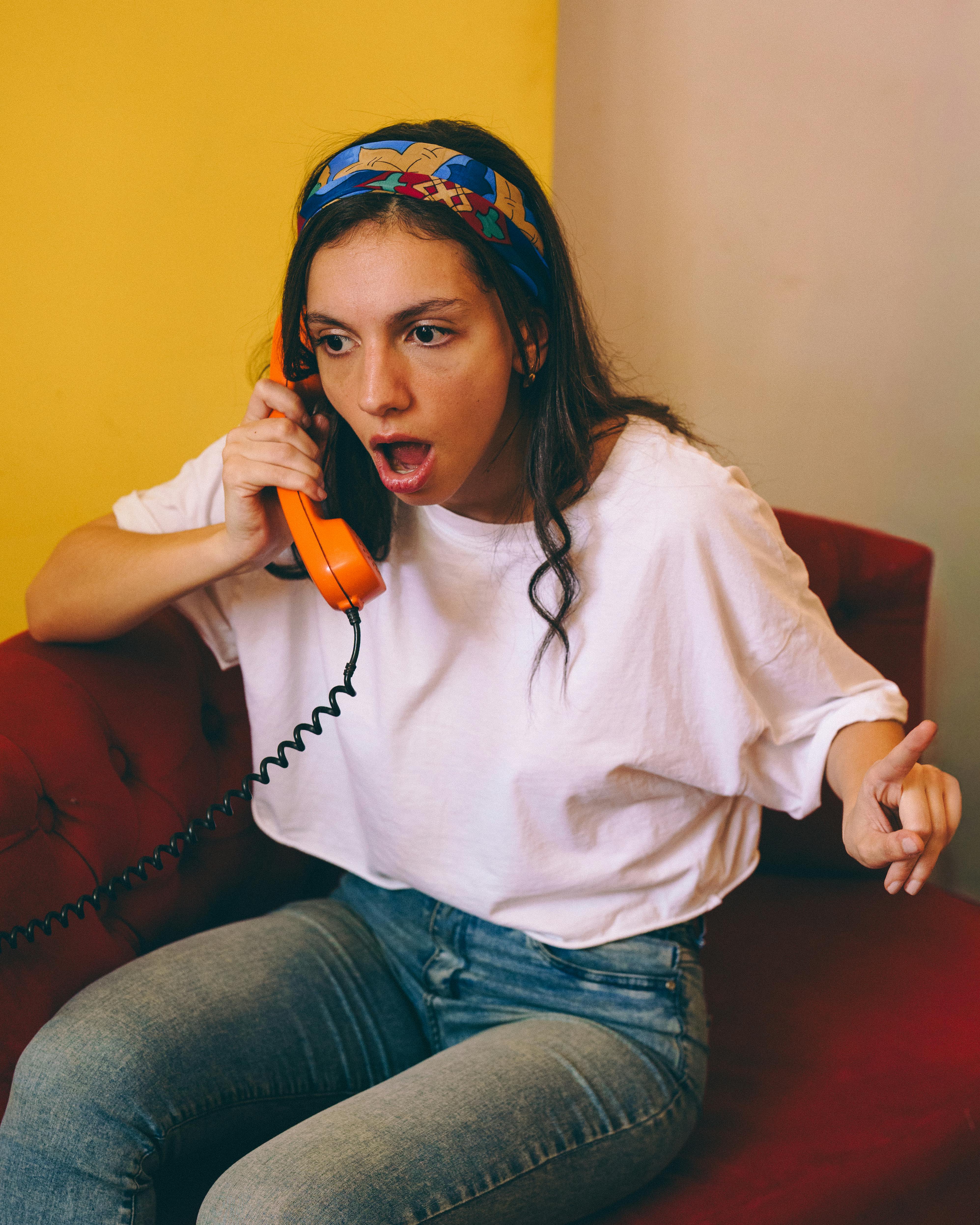 Miễn phí Ảnh lưu trữ miễn phí về #indoor, áo phông trắng, băng đô Ảnh lưu trữ