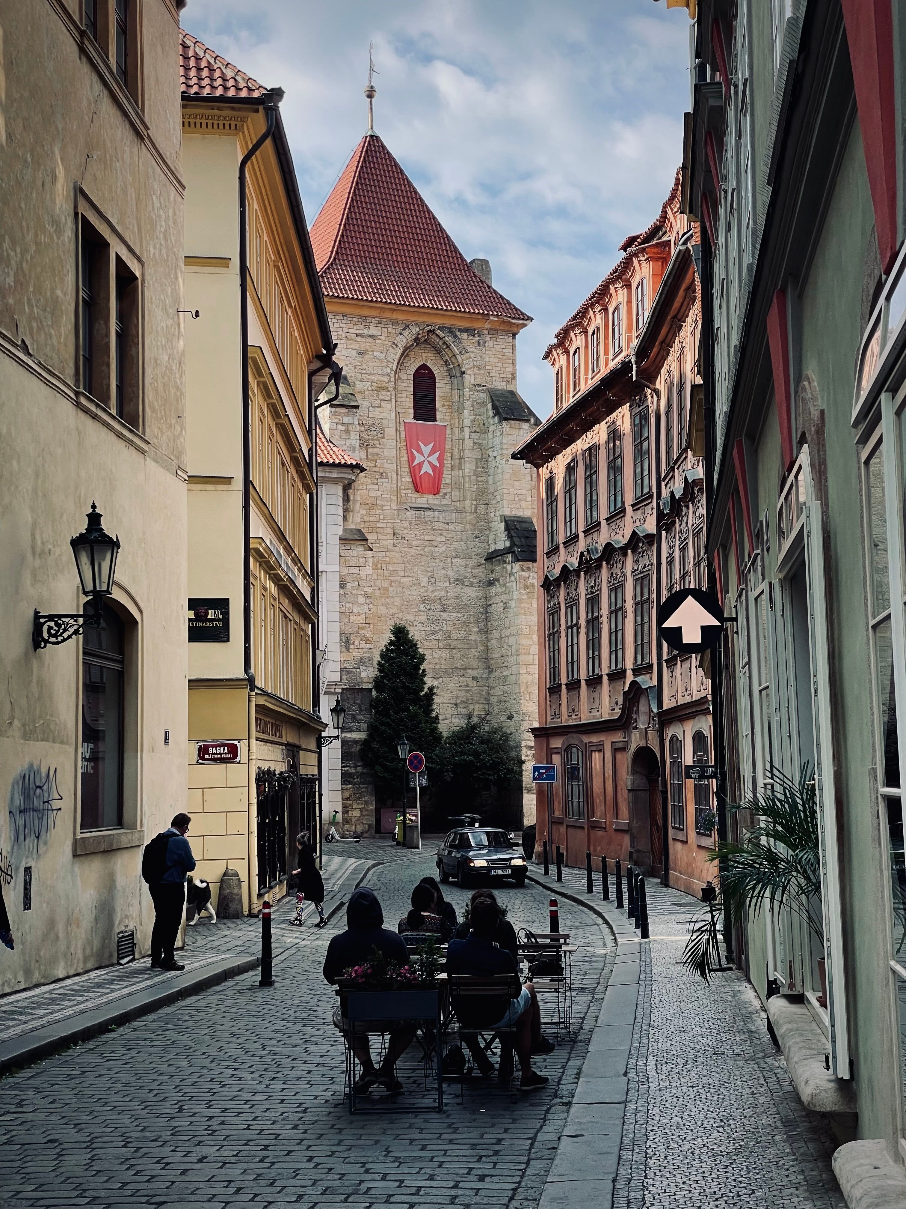Charming European Street with Historic Architecture · Free Stock Photo