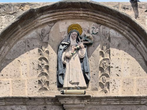 Free Detailed stone sculpture of a religious figure on an ancient cathedral exterior. Stock Photo