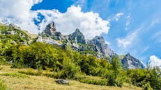 意大利蒙特福蒂诺的岩石山脉在清澈蓝天下令人惊叹