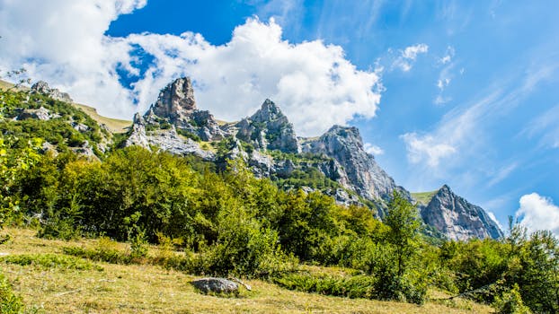 意大利蒙特福蒂诺的岩石山脉在清澈蓝天下令人惊叹