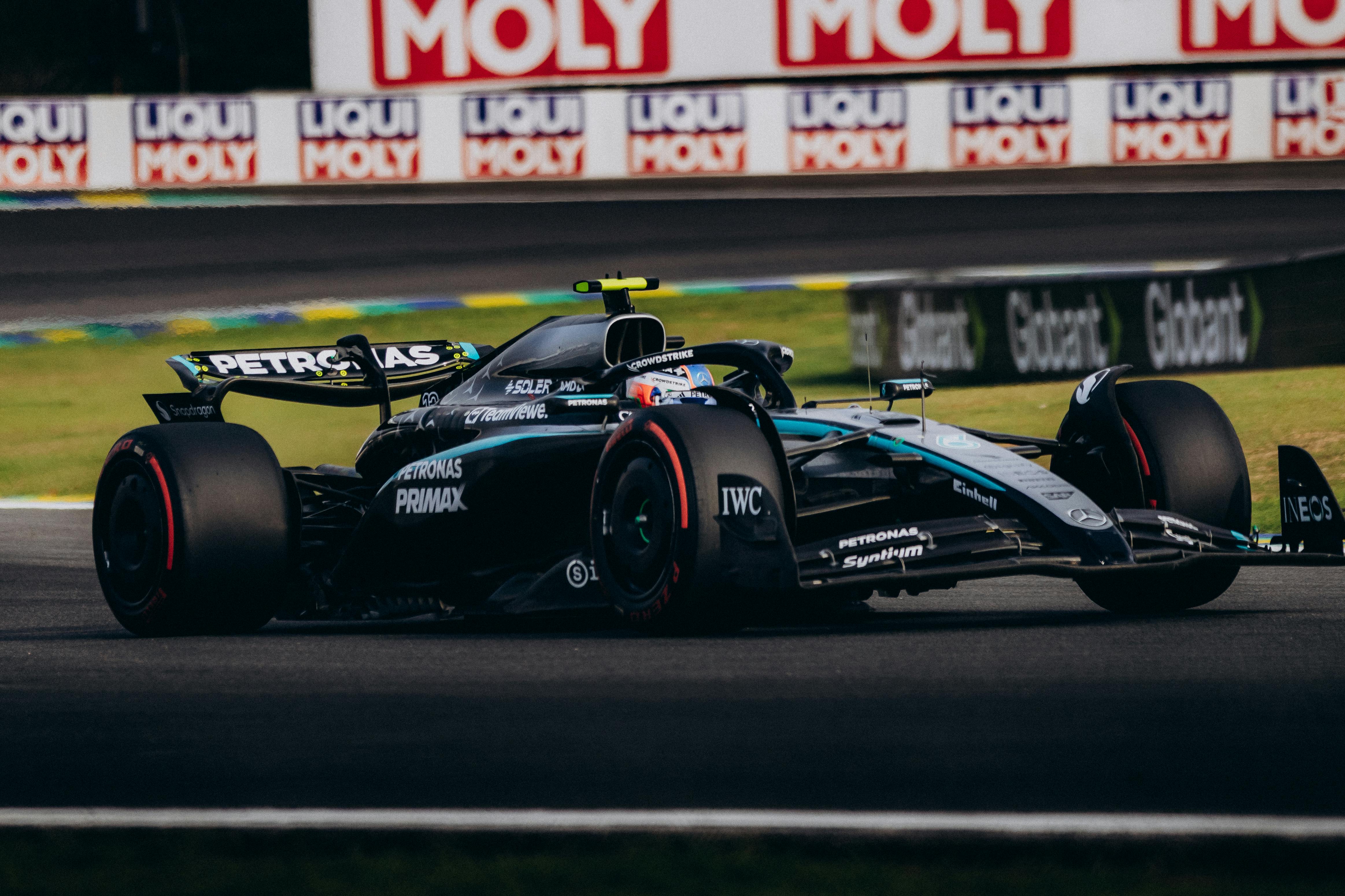 Gratis Højhastigheds Formel 1-racerbil på banen i Interlagos, der indfanger spændingen ved motorsport. Lagerfoto