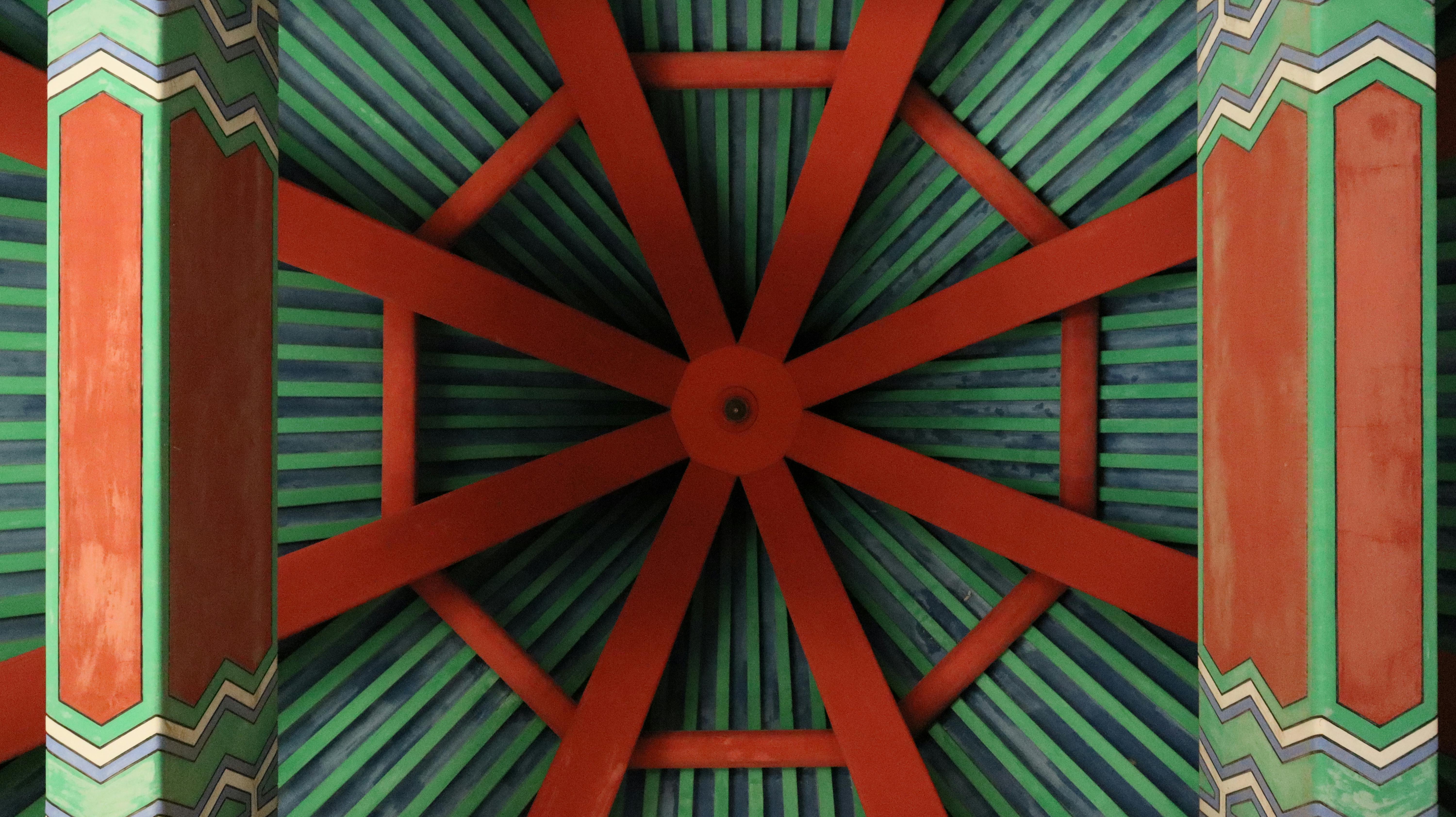 Gratuit Un tavan geometric vibrant, cu grinzi portocalii și accente verzi, într-un stil artistic. Fotografie de stoc