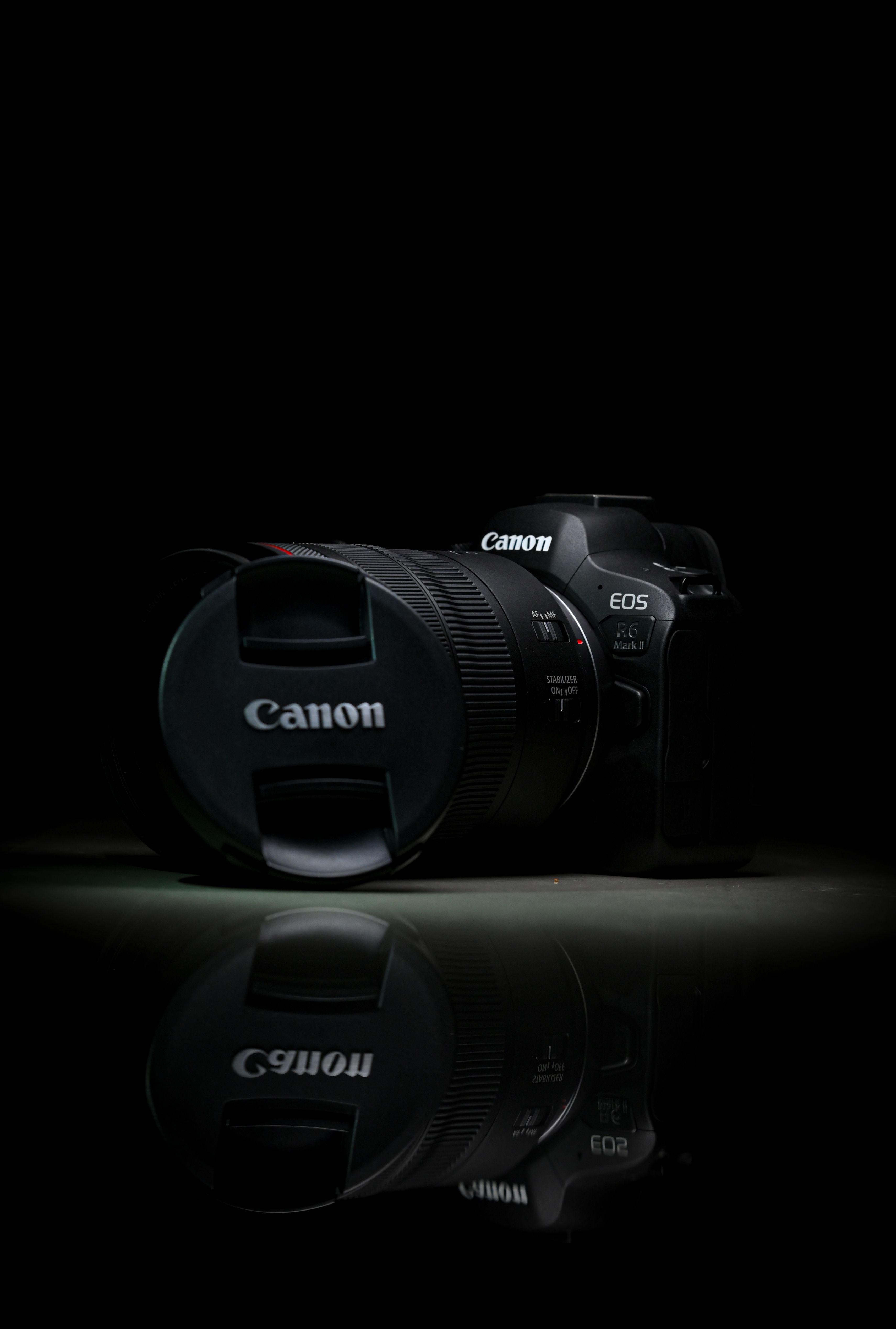 Professional DSLR Camera with Lens in Dark Studio · Free Stock Photo