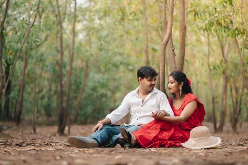 Free A couple in love sitting in a serene forest setting in West Bengal, India. Stock Photo