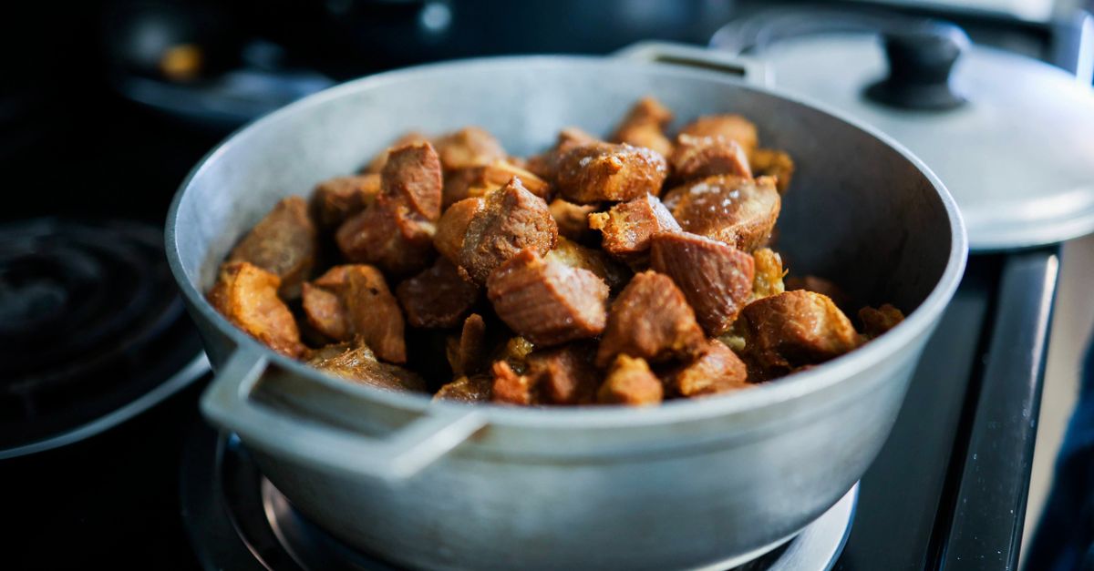 Pedaços de carne cozida robusta em uma panela, perfeitos para refeições caseiras.