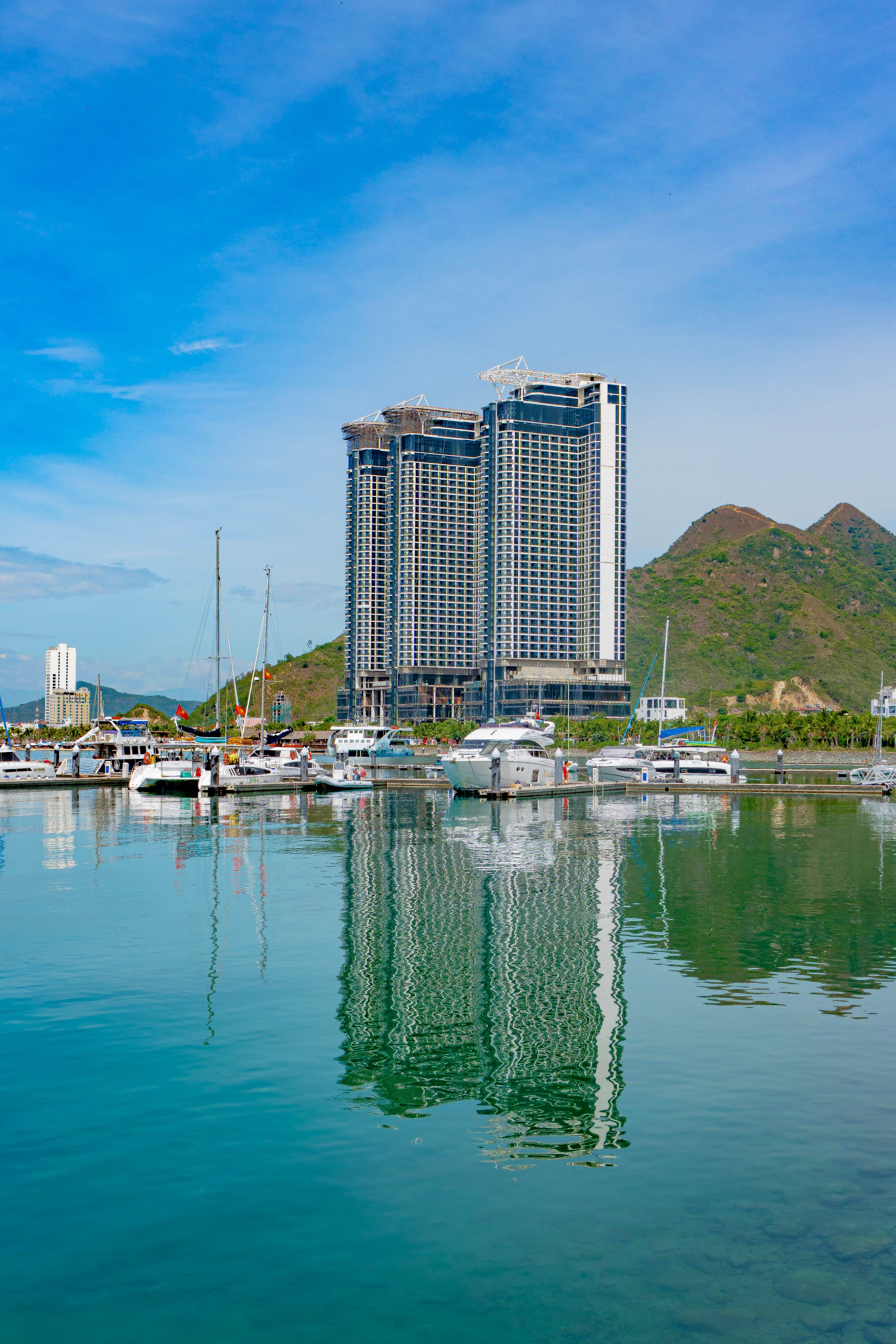 Modern High-rise Building by a Marina · Free Stock Photo