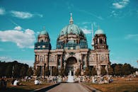 柏林大教堂在蓝天的映衬下展现出迷人的建筑之美