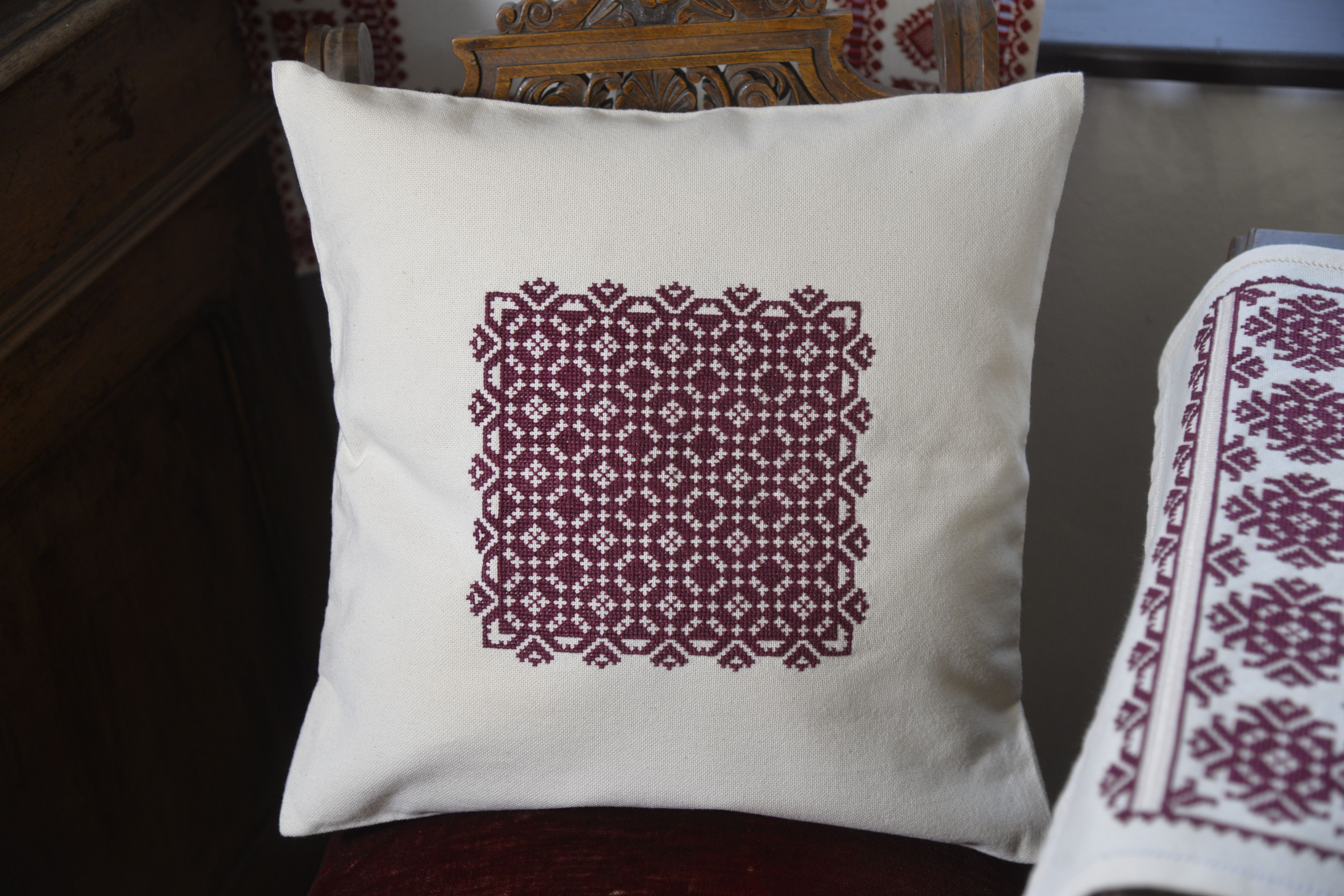 Pernă decorativă cu broderie tradițională roșie — design cu motive populare est-europene
