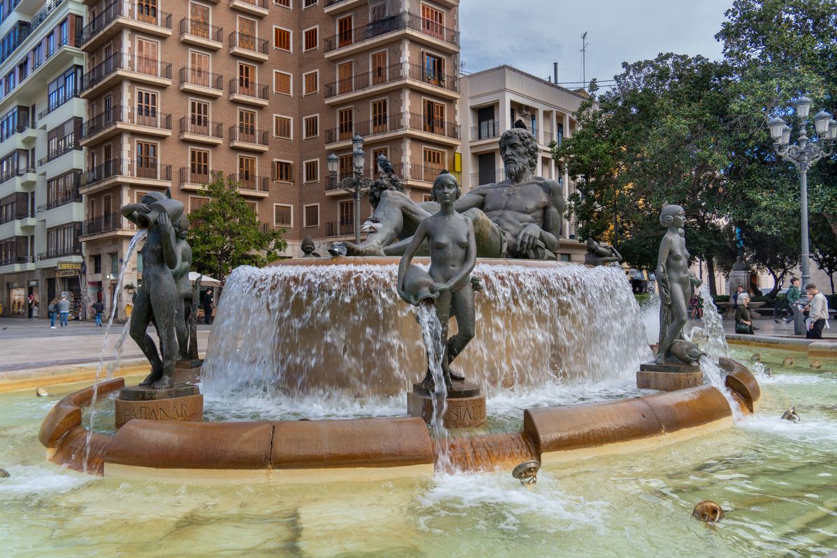 Fantana Turia cu Neptun si figurile din jur, in Plaza de la Virgen