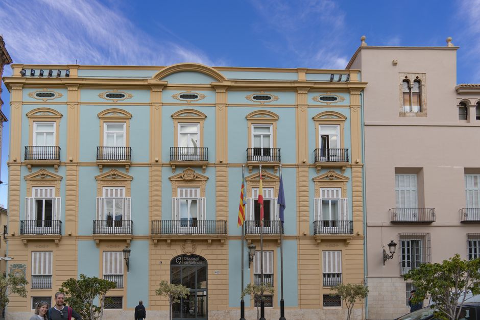 Hermoso edificio neoclásico en Valencia, España, con un fondo de cielo azul.