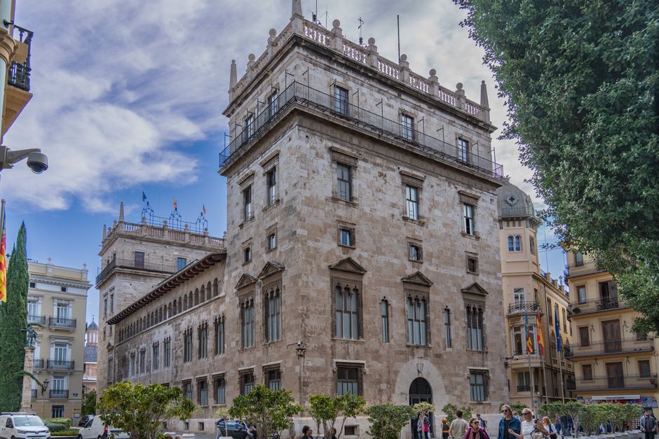 Vista del Palau de la Generalitat, un hito histórico en Valencia, España.