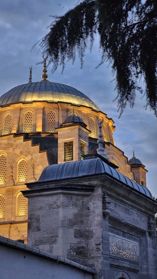 Free A stunning view of an Ottoman mosque dome in Istanbul at twilight, showcasing intricate architecture and ambient lighting. Stock Photo