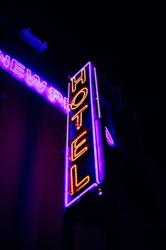 夜间，巴西圣保罗霓虹灯酒店标牌闪闪发光，营造出城市氛围