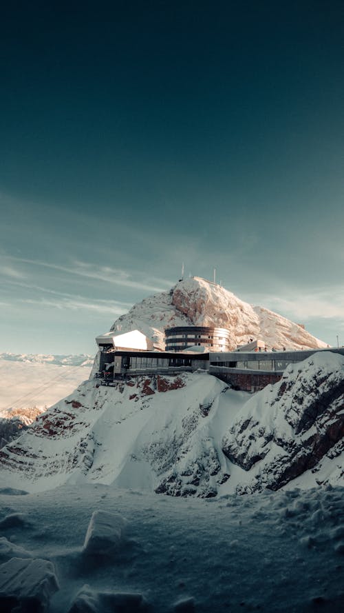 Edificio De Hormigón En La Cima De La Montaña