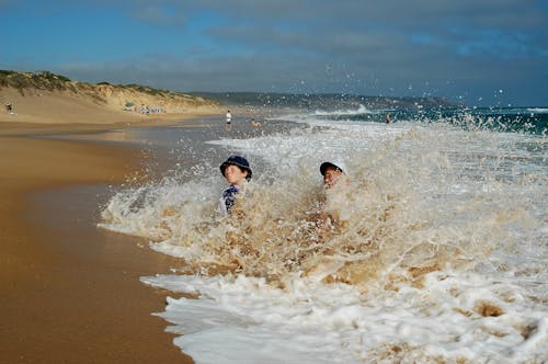 Δωρεάν στοκ φωτογραφιών με αγόρια, ακτή, άμμος Φωτογραφία από στοκ φωτογραφιών