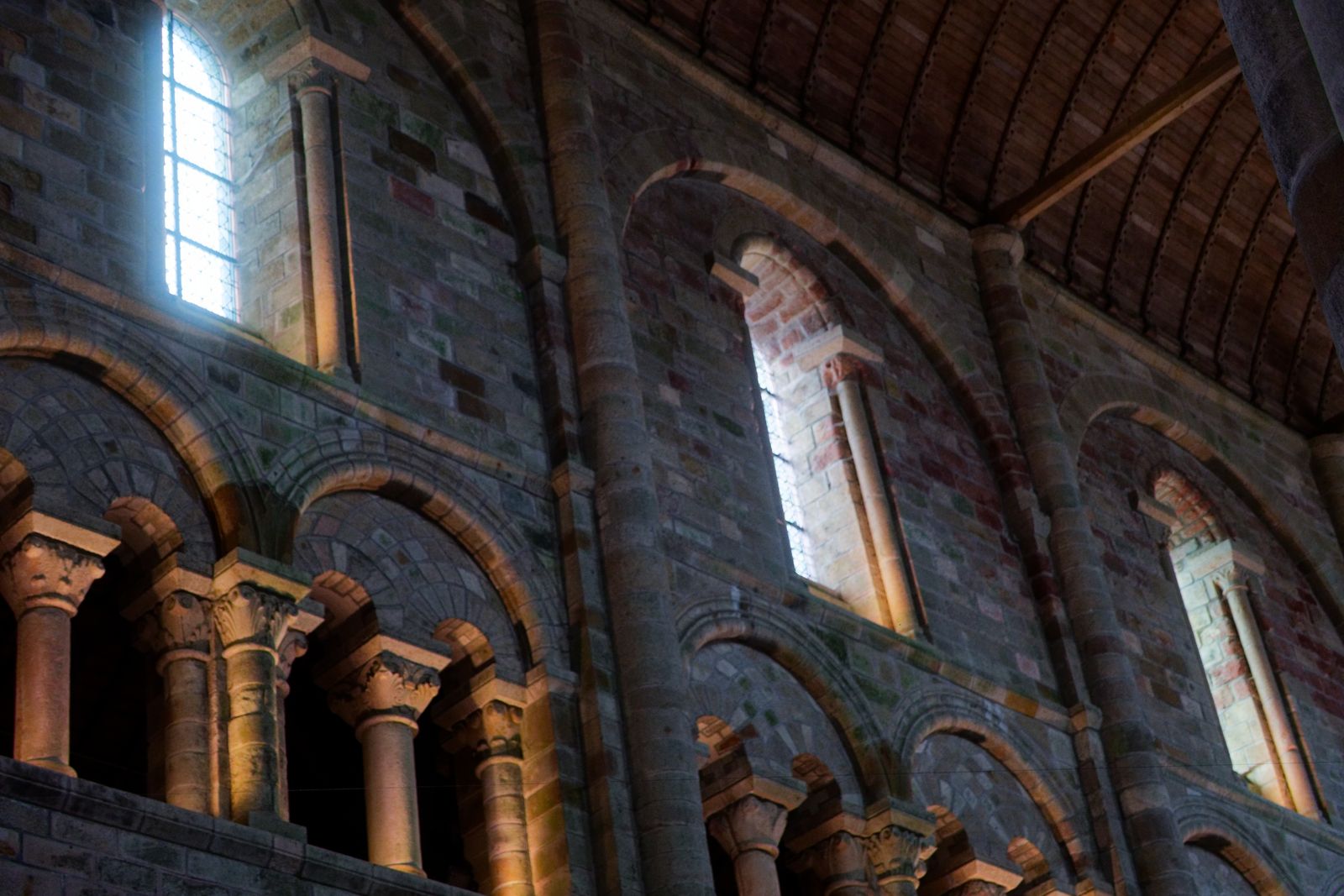 Lumière à travers les fenêtres romanes de l'église abbatiale du Mont-Saint-Michel