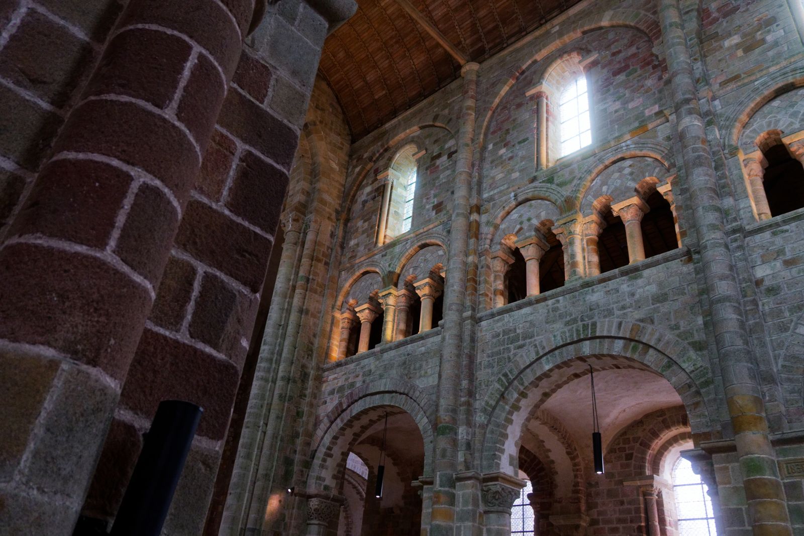 Murs et arcades de la nef romane de l'église abbatiale du Mont-Saint-Michel