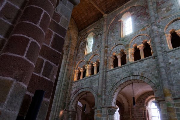 Murs et arcades de la nef romane de l'église abbatiale du Mont-Saint-Michel