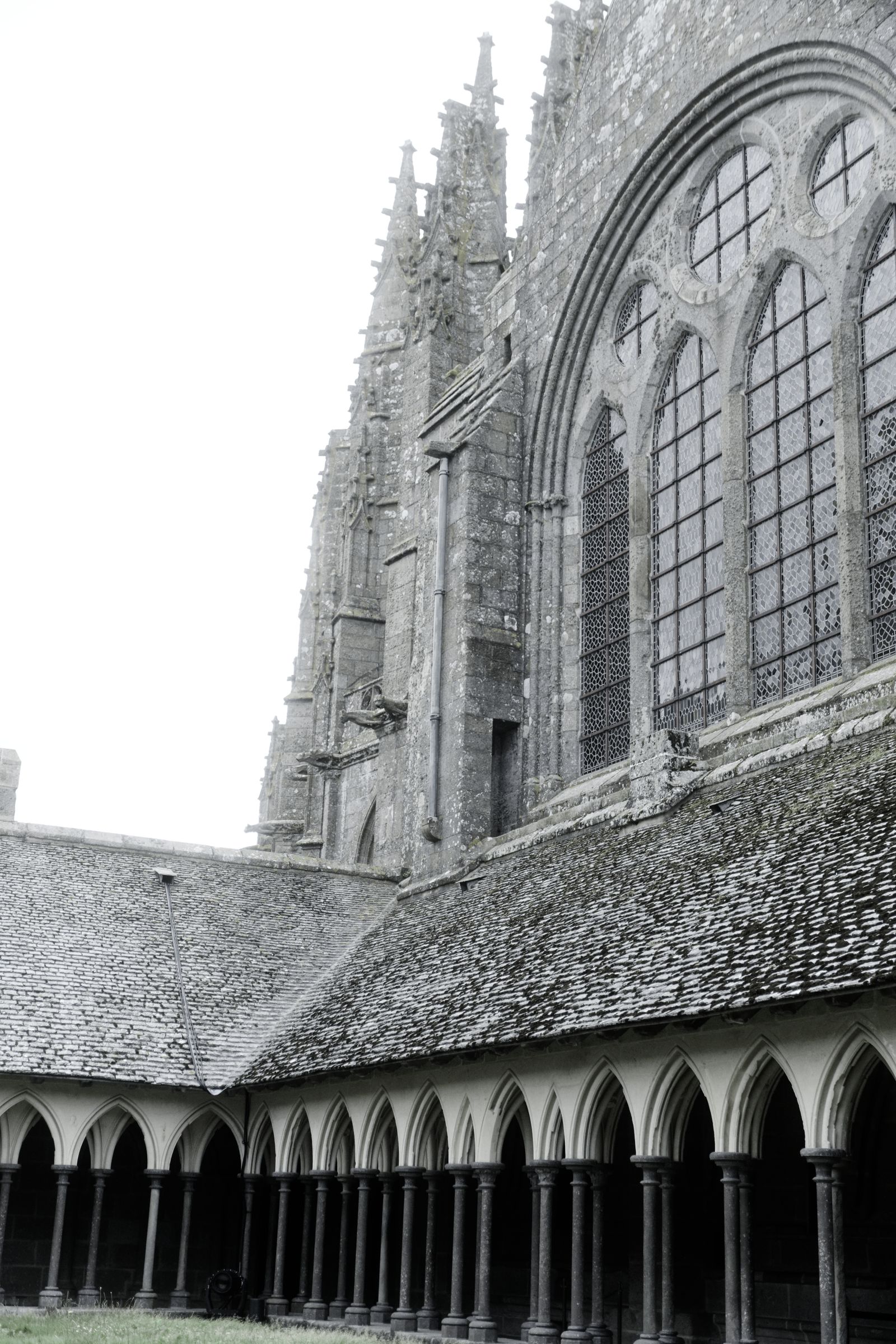 Galerie du cloître et baies du chœur gothique de l'abbaye du Mont-Saint-Michel