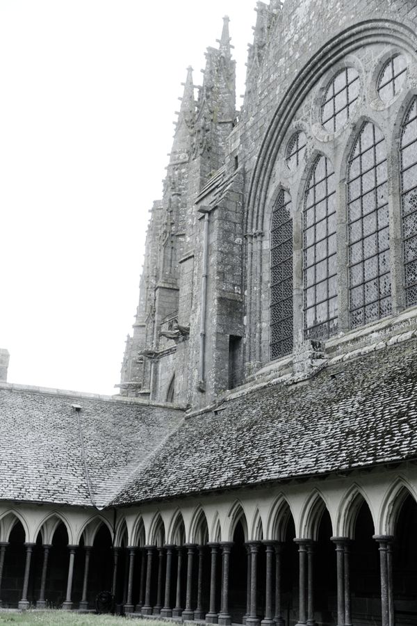 Galerie du cloître et baies du chœur gothique de l'abbaye du Mont-Saint-Michel