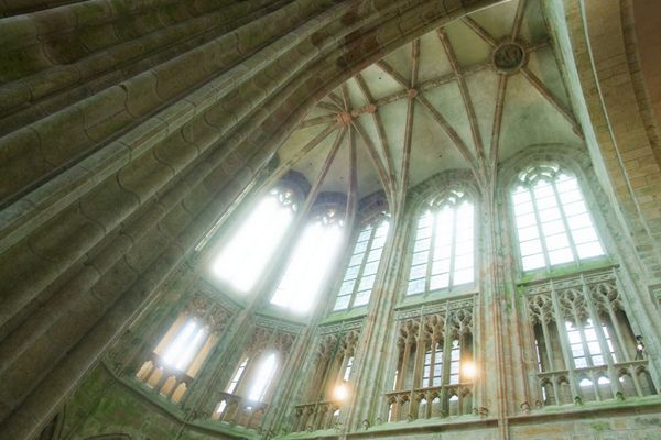 Voûte et baies du chœur gothique flamboyant de l'église abbatiale du Mont-Saint-Michel
