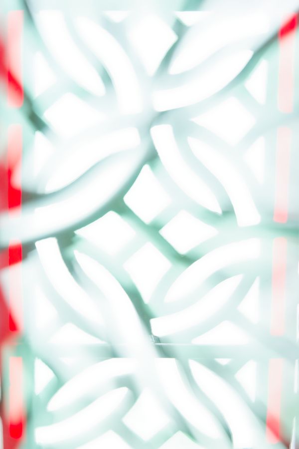 Vitrail blanc flou aux courbes entrelacées bordé de rouge
