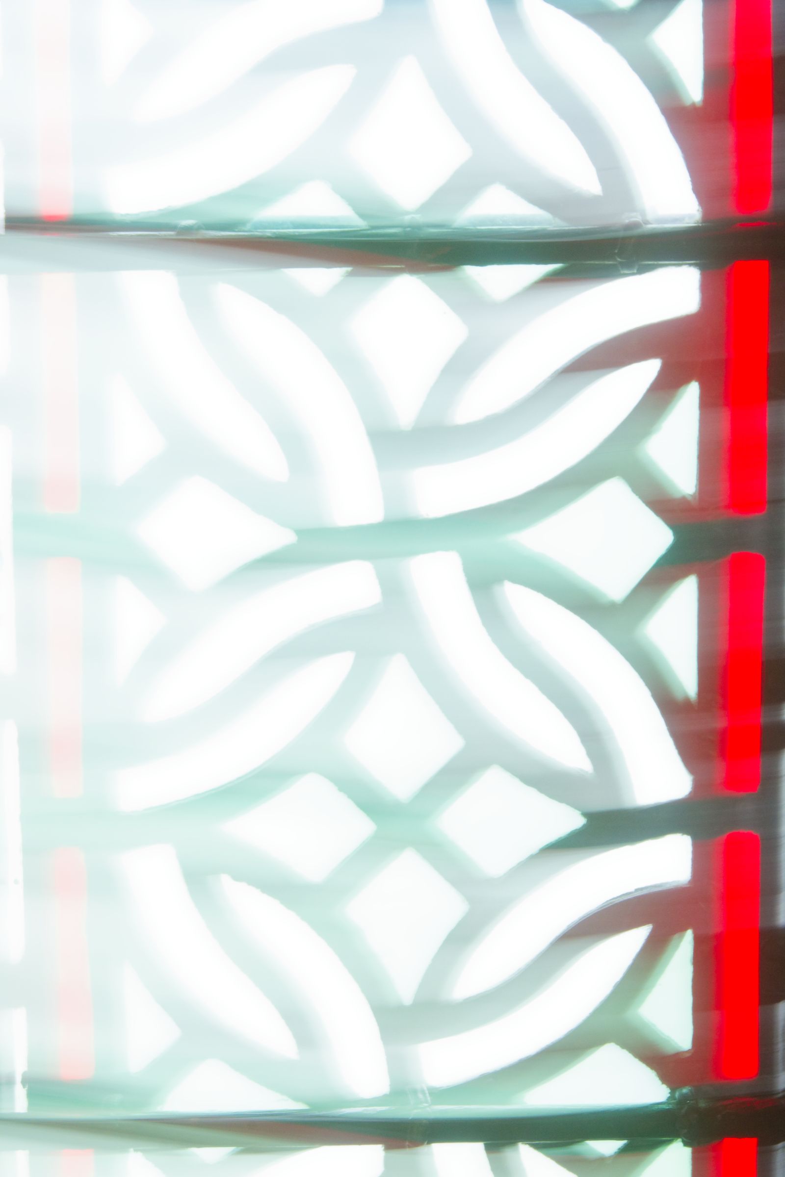 Motif de vitrail blanc entrelacé avec une bande rouge sur le côté