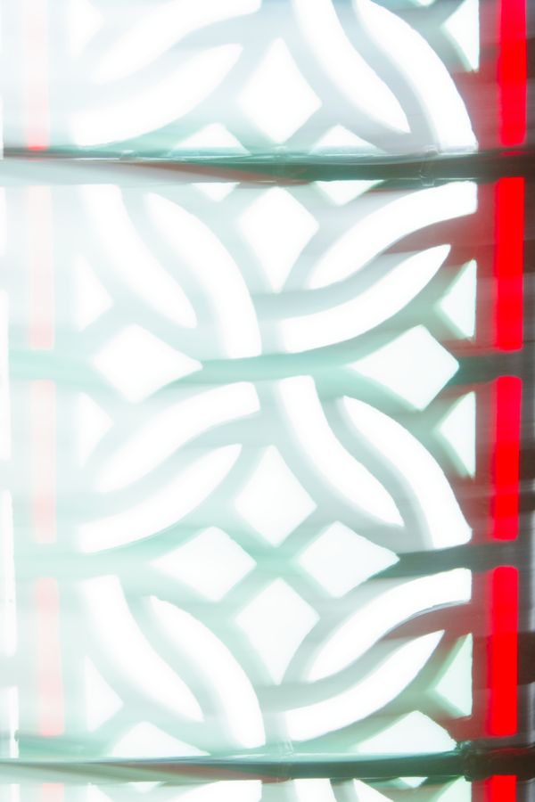 Motif de vitrail blanc entrelacé avec une bande rouge sur le côté