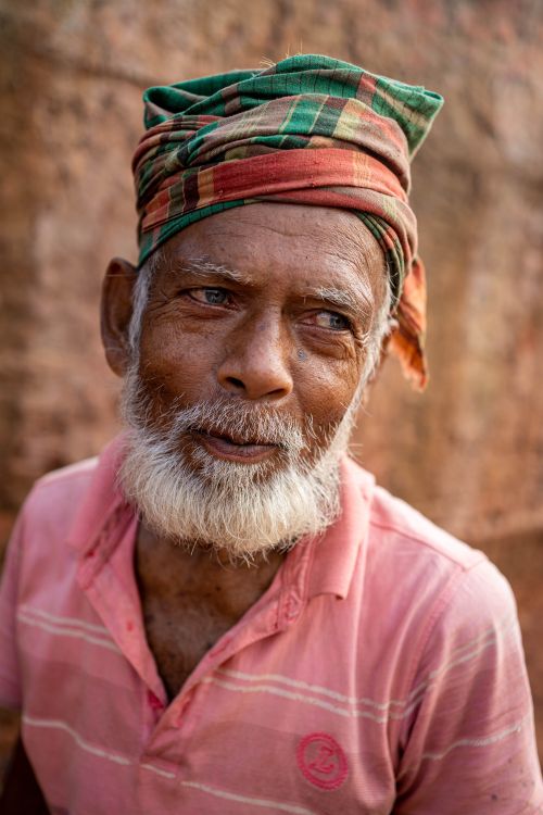 Free Portrait of an elderly brick worker in Dhaka, highlighting the hard labor and resilience. Stock Photo