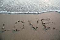 爱情写在沙滩上，海浪唤起了浪漫与宁静