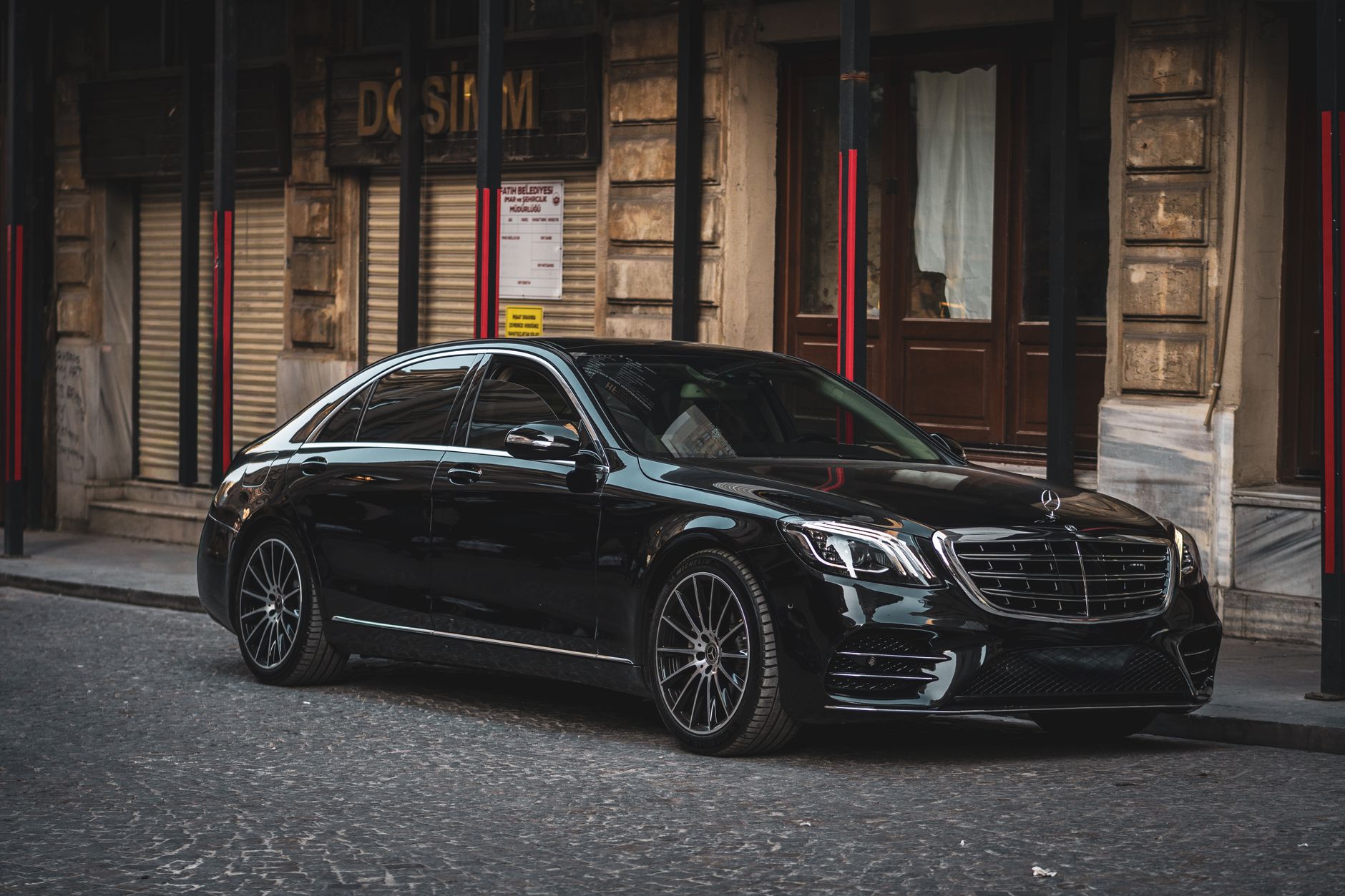 Lüks Araç Detaylandırmada (Detailing) Premium Dokunuş: Deri ve Alcantara Dostu Koku Mühendisliği