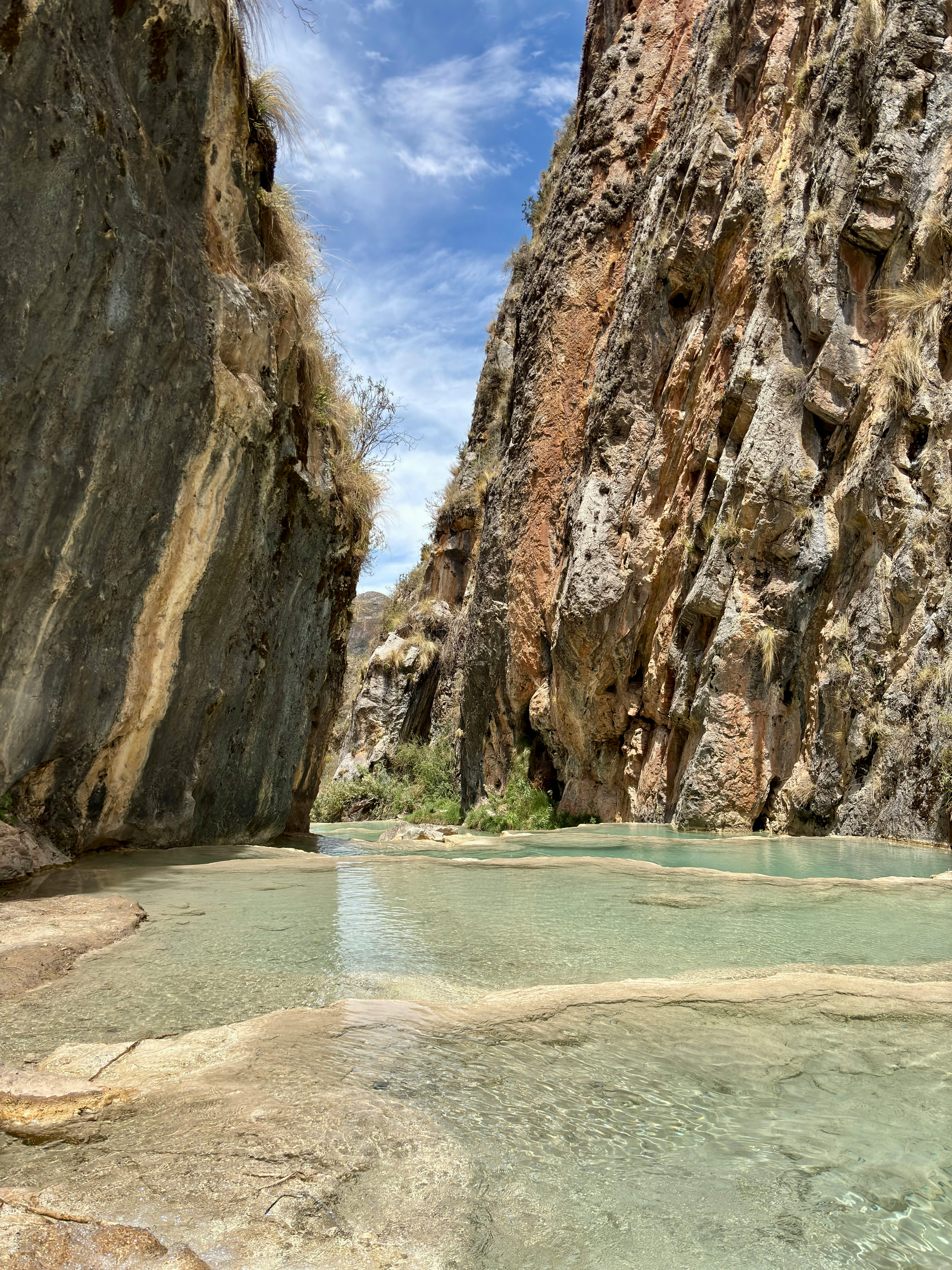 Kostenlos Eine Schlucht mit steilen Felswänden und einem ruhigen Fluss in Ayacucho, Peru, die eine idyllische Naturkulisse bietet. Stock-Foto