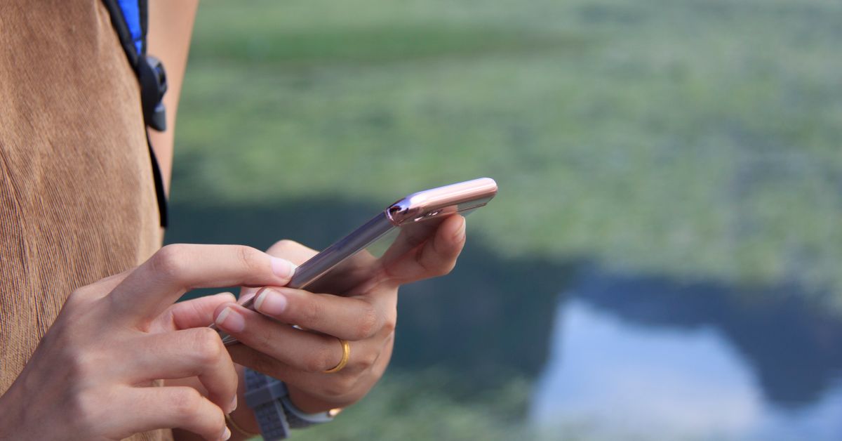 perempuan menulis chat penyemangat untuk pacar melalui ponsel