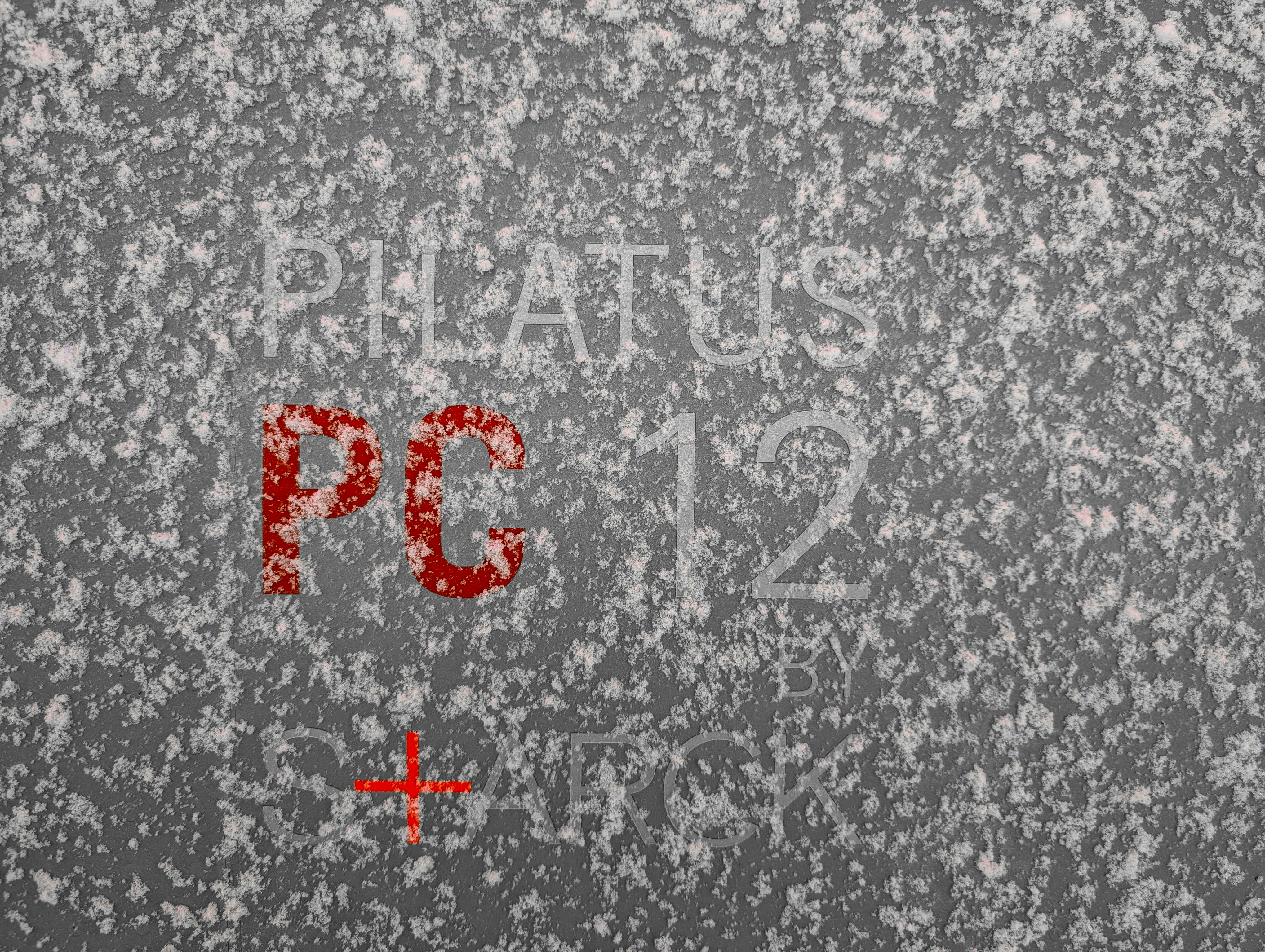 Gratuit Prim-plan al logo-ului Pilatus PC-12 acoperit de gheață pe suprafața unui avion. Fotografie de stoc