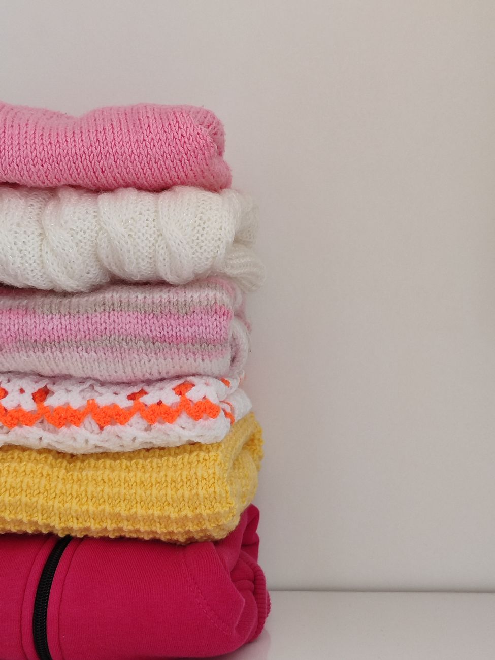 Gros plan sur un pull en maille torsadée étant remodelé sur une surface de séchage à plat après le lavage