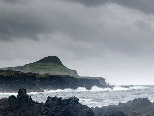 Storm surf against a headland — Rino Adamo on Pexels