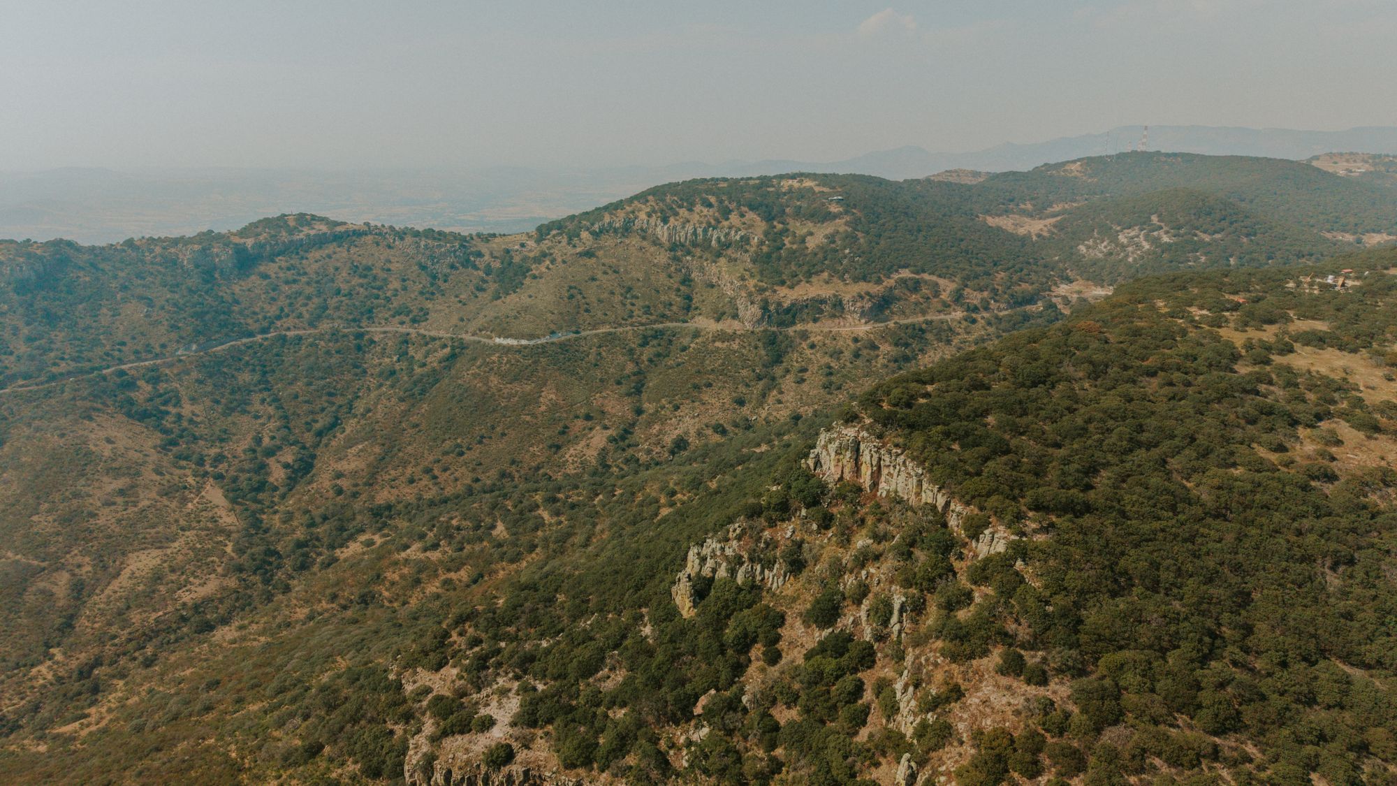A stunning aerial view of a vast mountainous terrain in Guanajuato, Mexico, captured during daytime.