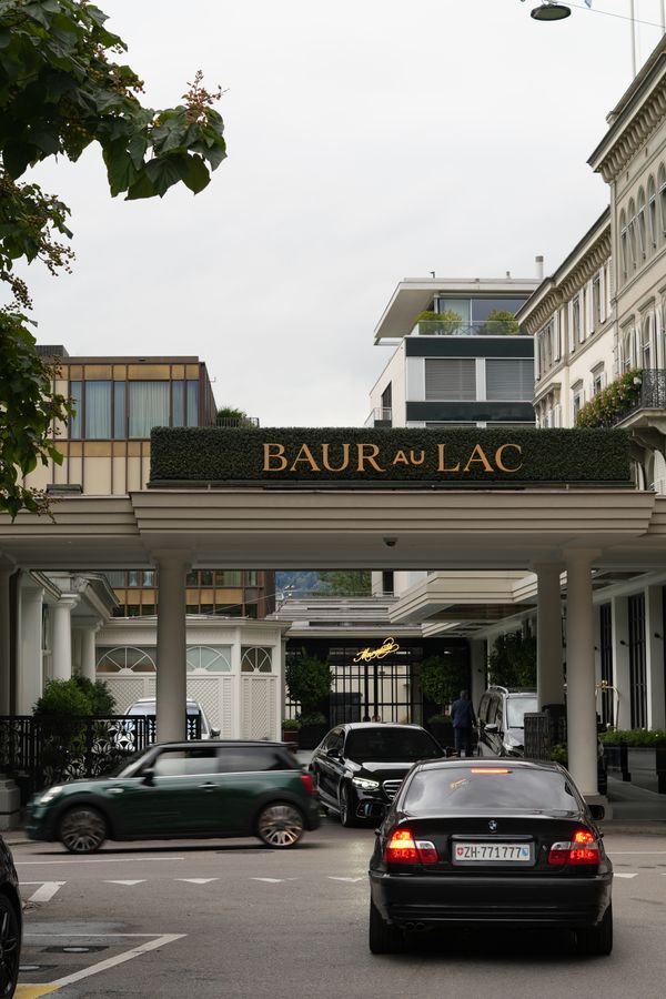 Elegante entrada do hotel Baur au Lac em Zurique, exibindo arquitetura de luxo.