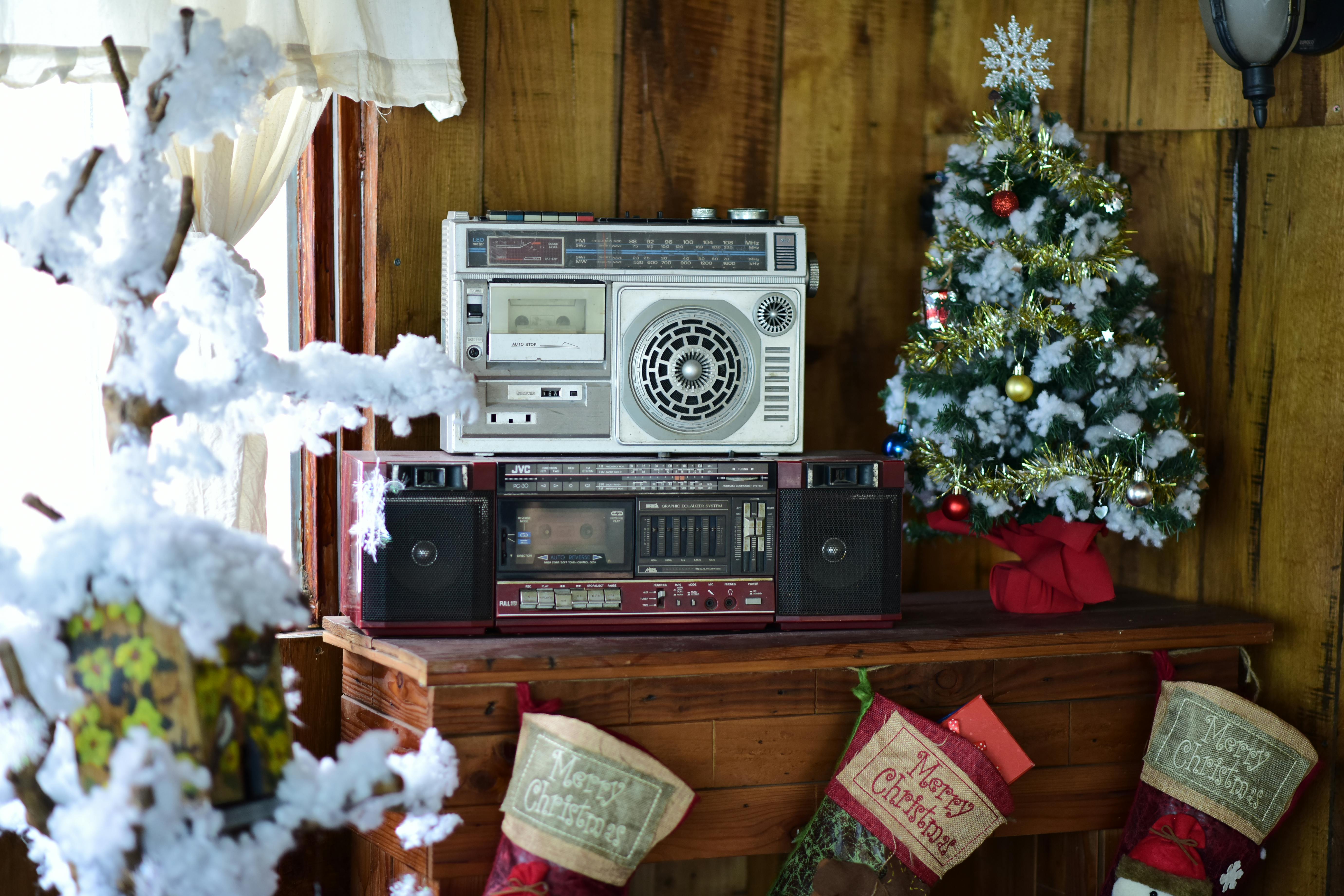 These Christmas Songs Most Likely to Tank Productivity at Work, Study Finds — Photo by Sóc Năng Động on Pexels