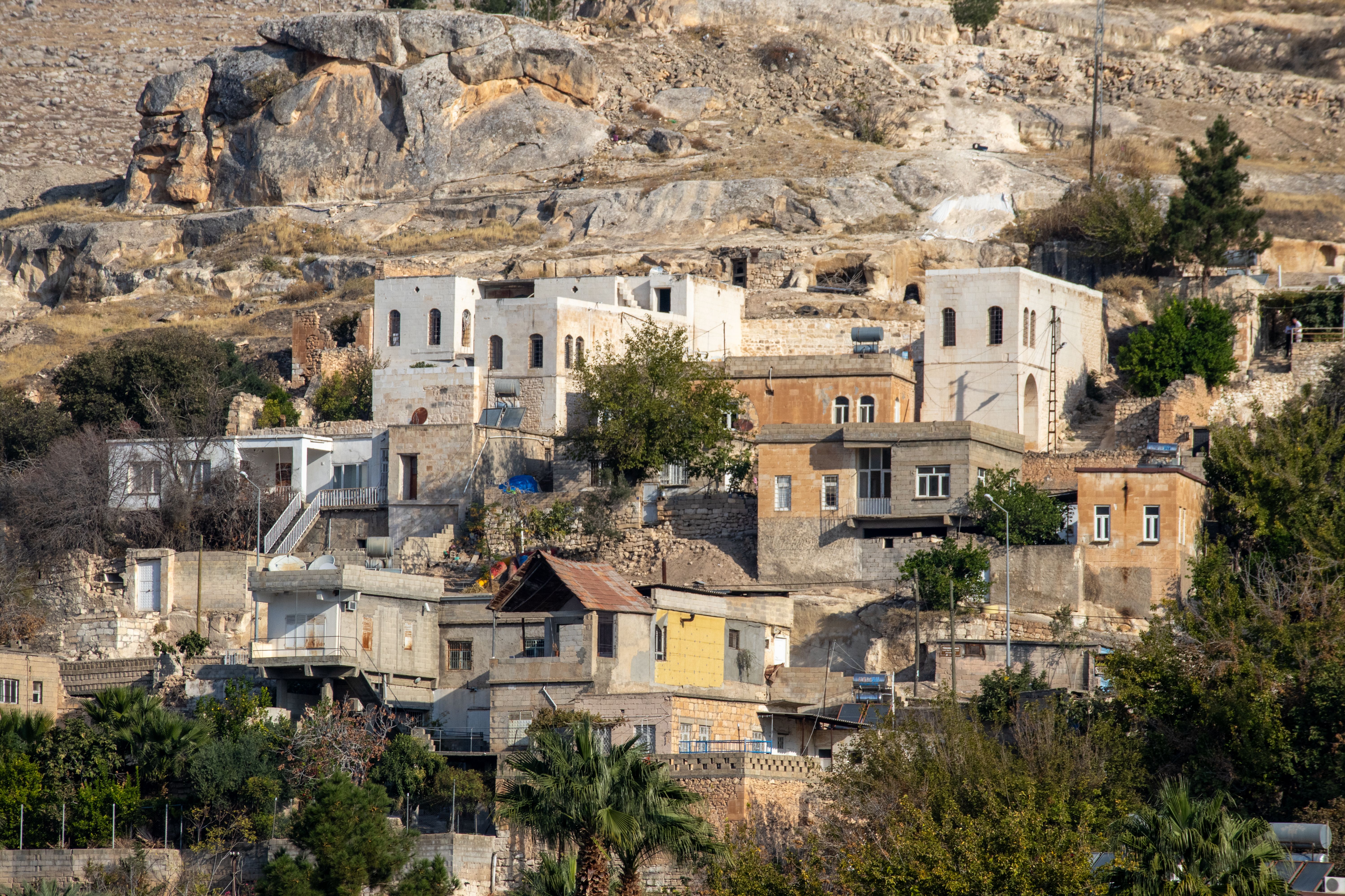 charming-stone-houses-in-historic-halfeti-t-rkiye-free-stock-photo