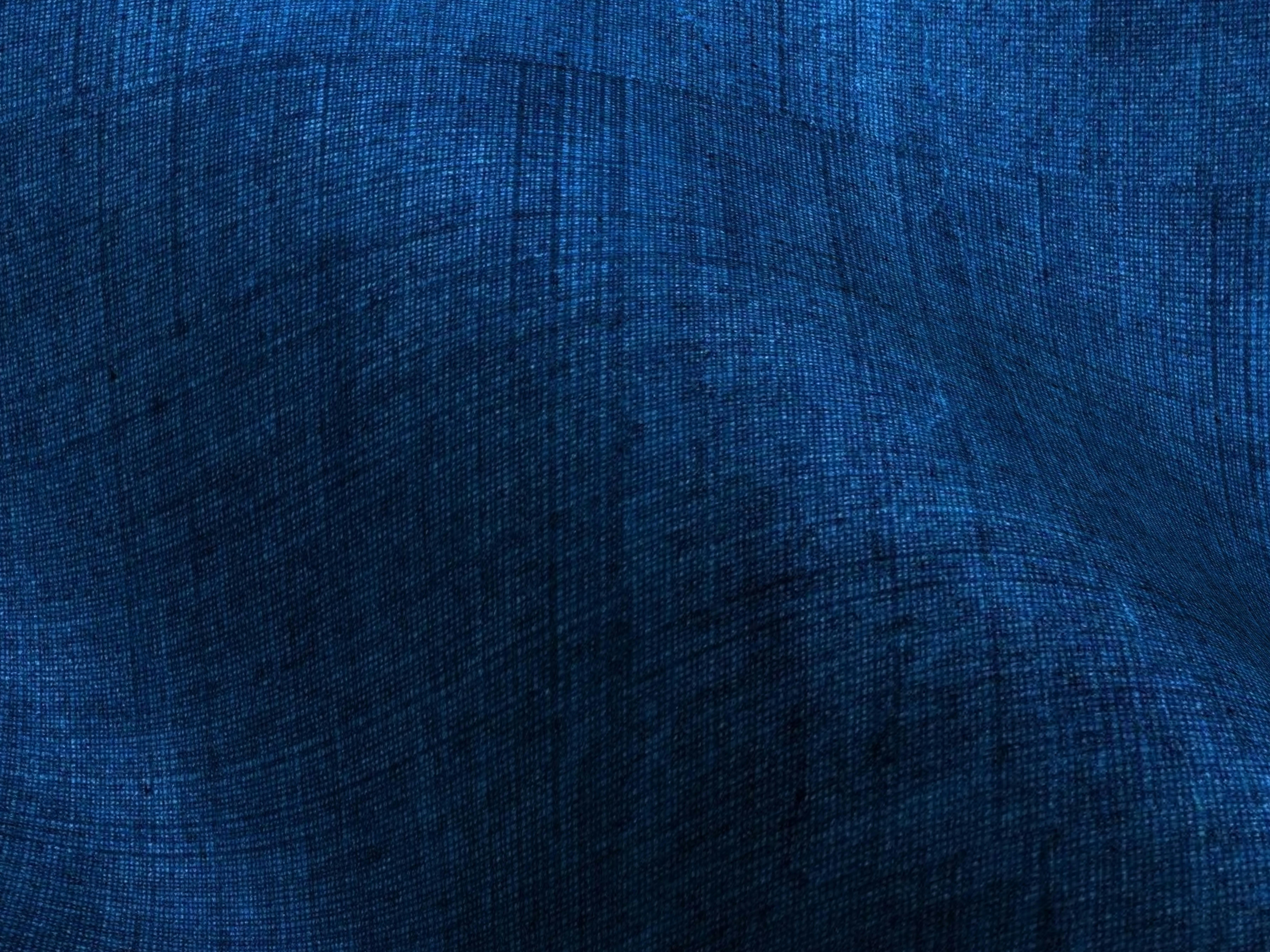 De franc Una imatge d'alta qualitat de teixit texturat de color blau intens amb patrons fluids i plecs subtils. Foto d'estoc