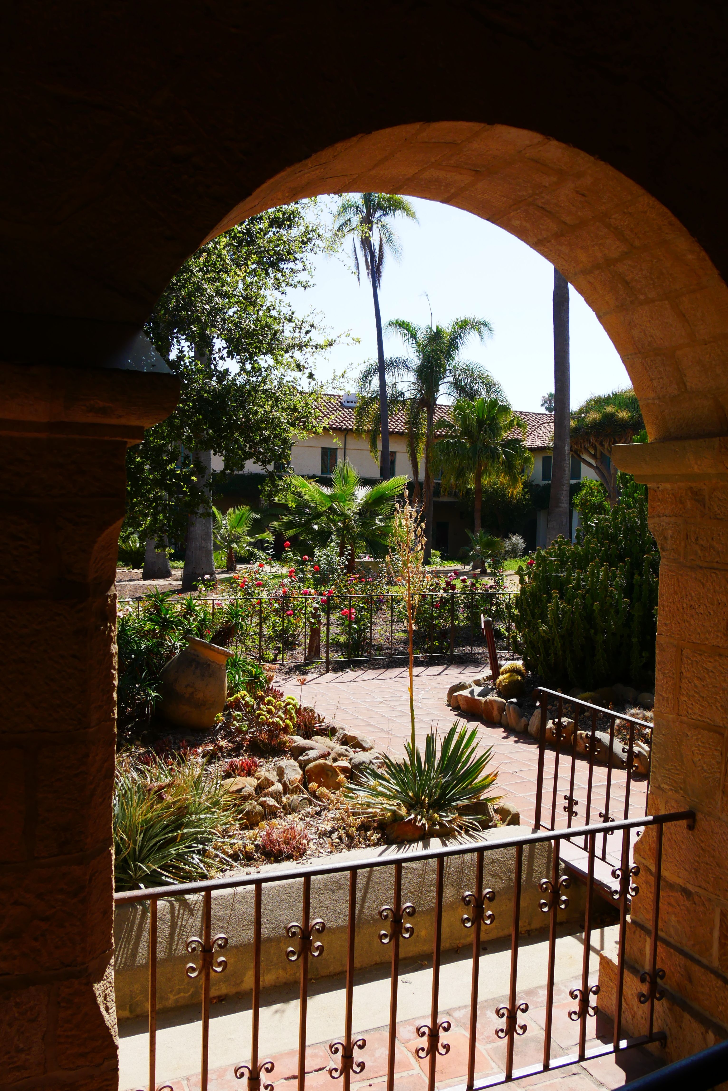 Beautiful Mediterranean Garden Courtyard View · Free Stock Photo