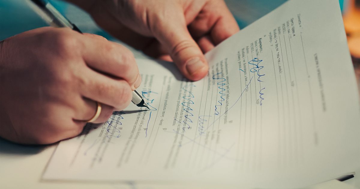 Prüfprotokoll wird handschriftlich ausgefüllt – Dokumentation als Kern der Qualitätssicherung