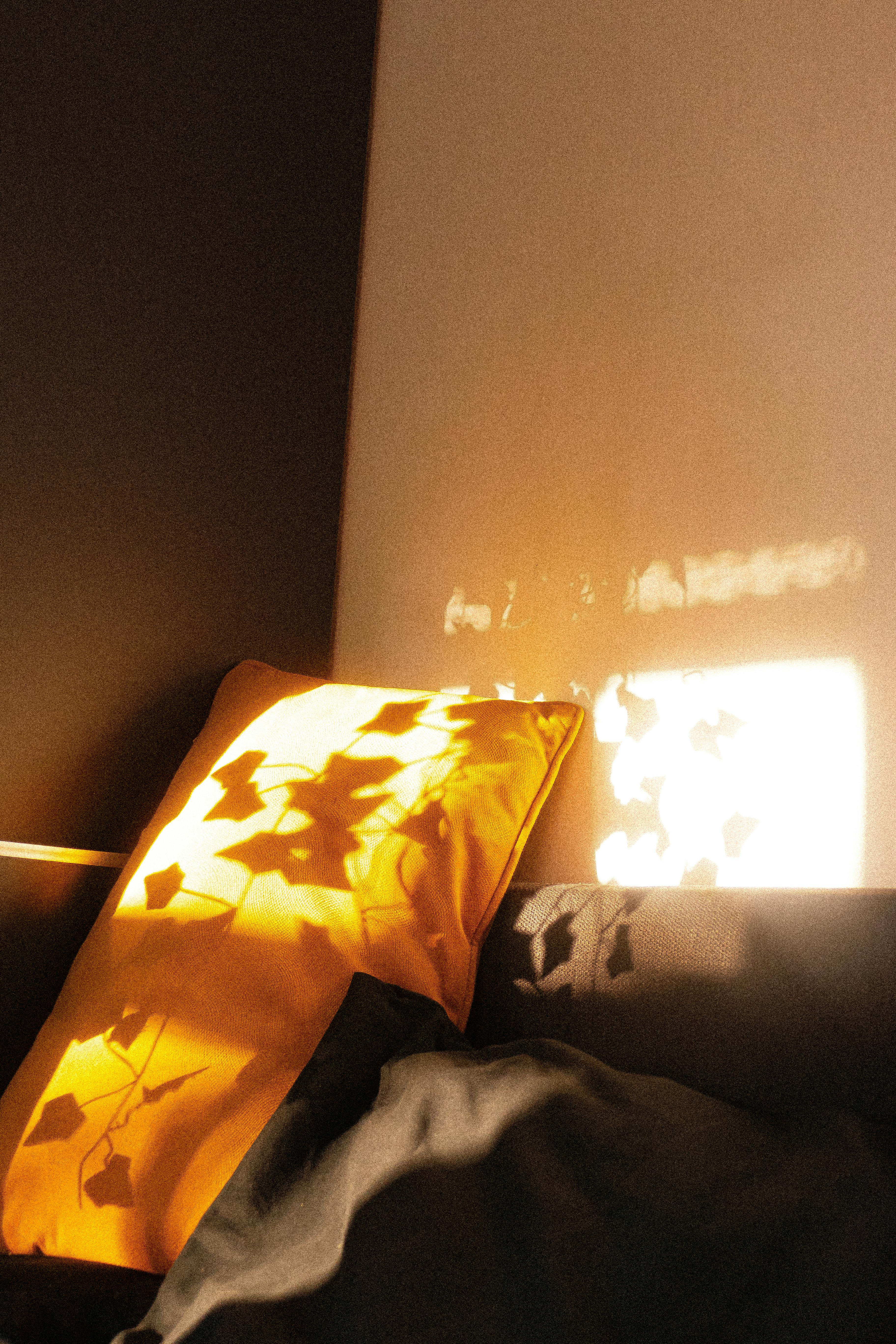 Gratuit Chambre Confortable Avec Coussin Jaune Soleil Photos