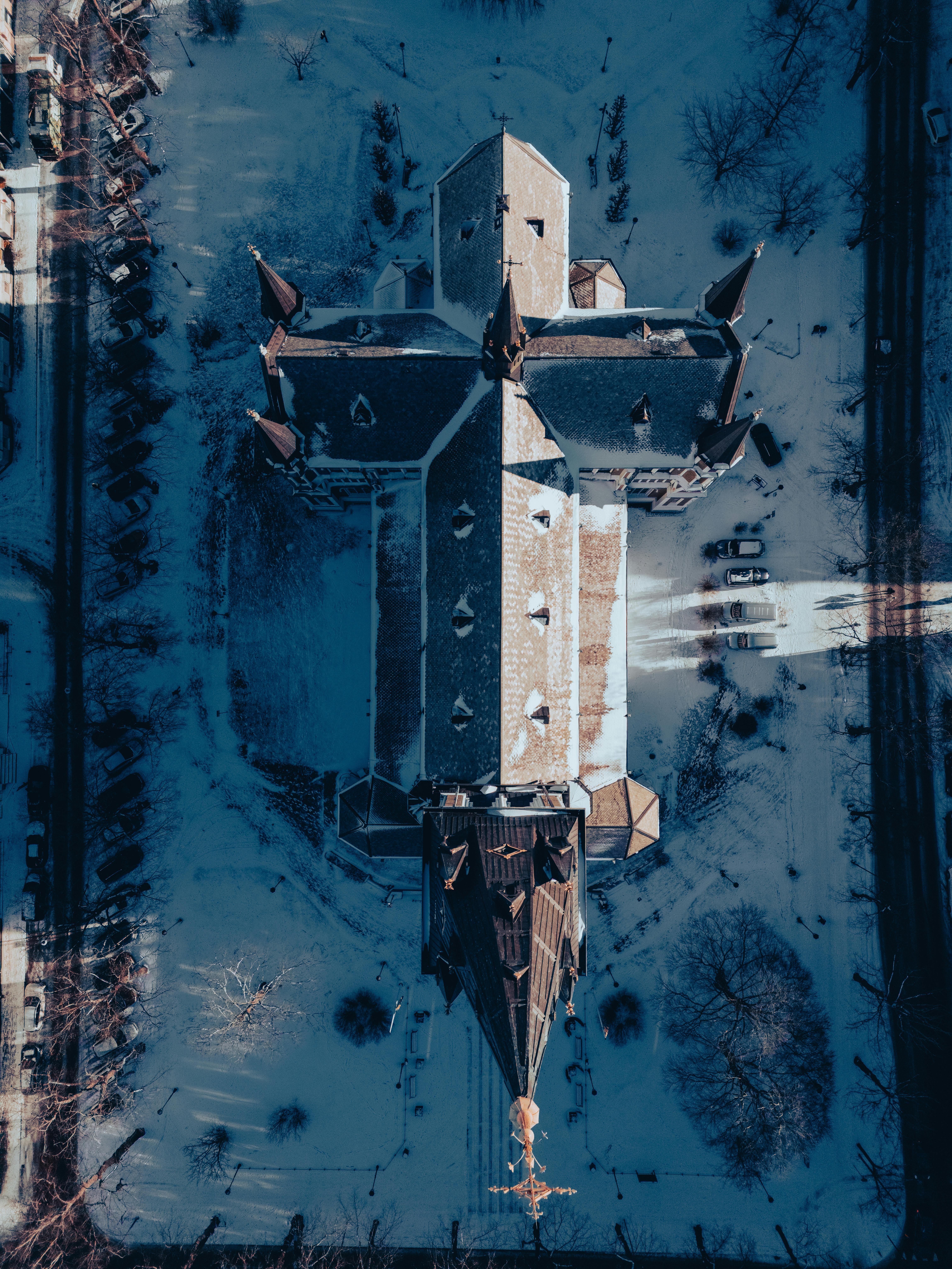 Kostenlos Drohnenaufnahme der schneebedeckten Kathedrale von Jönköping in Schweden aus der Vogelperspektive. Stock-Foto