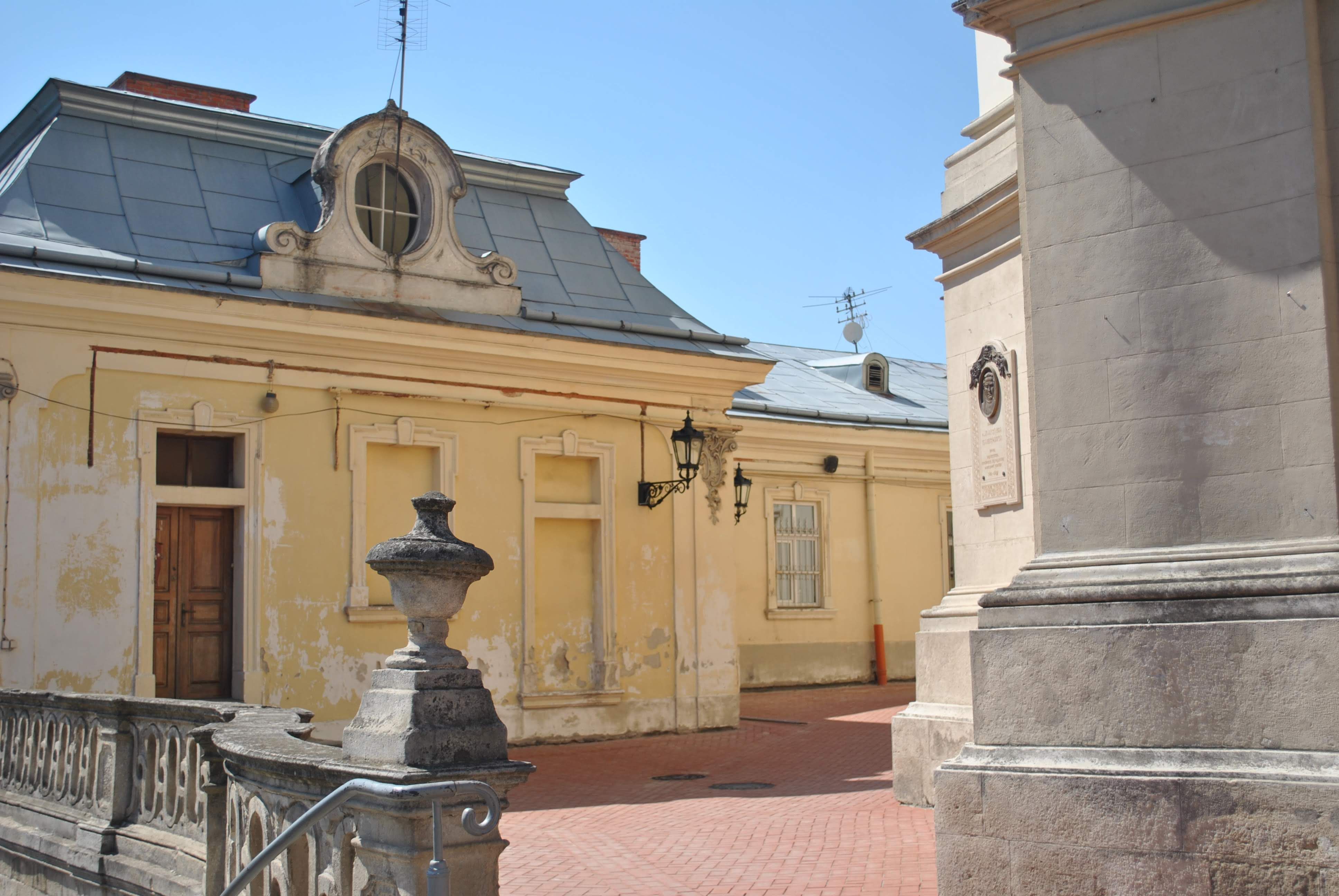 Monumentalne budynki przy Trakcie Królewskim