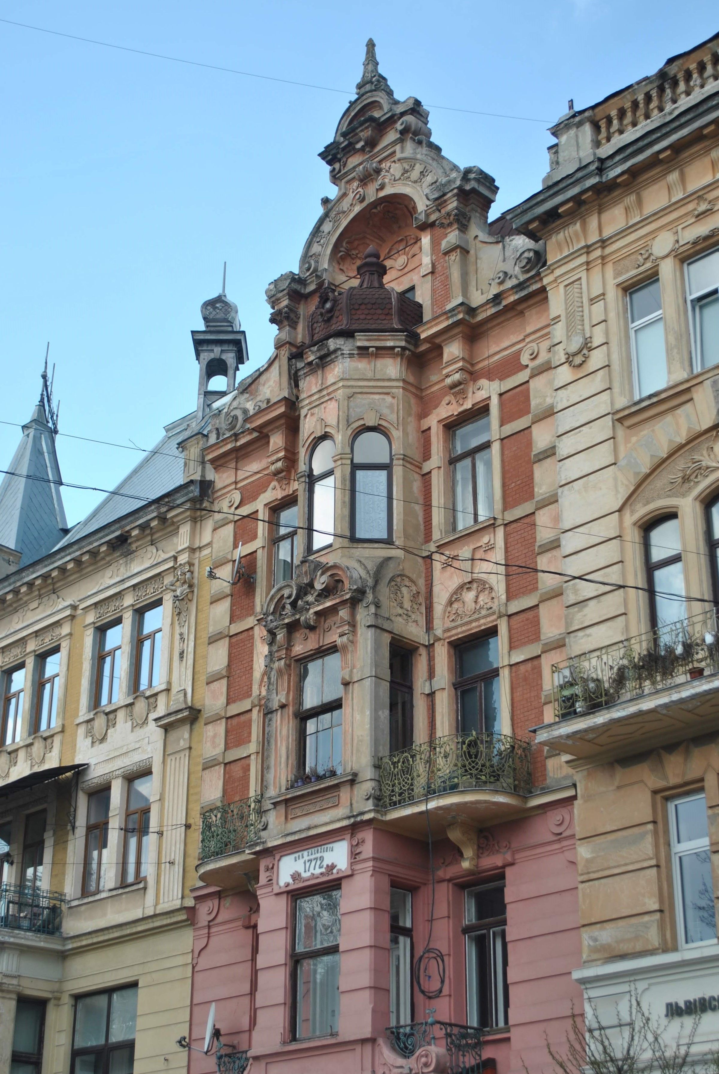 Historic European Architecture with Ornate Roof · Free Stock Photo