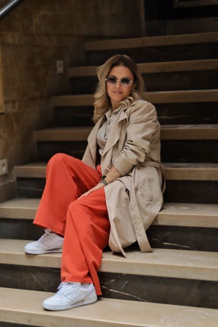 Bugün bej trençkotun altına turuncu pantolon giydim, dönüp dolaşıp bu kontrasta geliyorum, bana göre en iyisi bu.
#stilönerisi #beige #trenchcoat #pants
