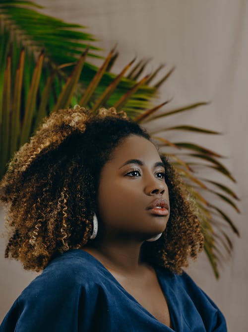 Mulher Com Blusa Azul E Cabelo Castanho Cacheado